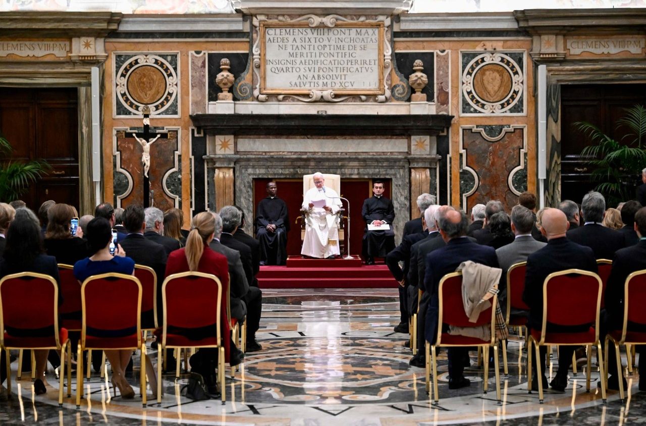 Leone XIV: servono politiche che proteggano la dignità dei minori nell’era dell’IA